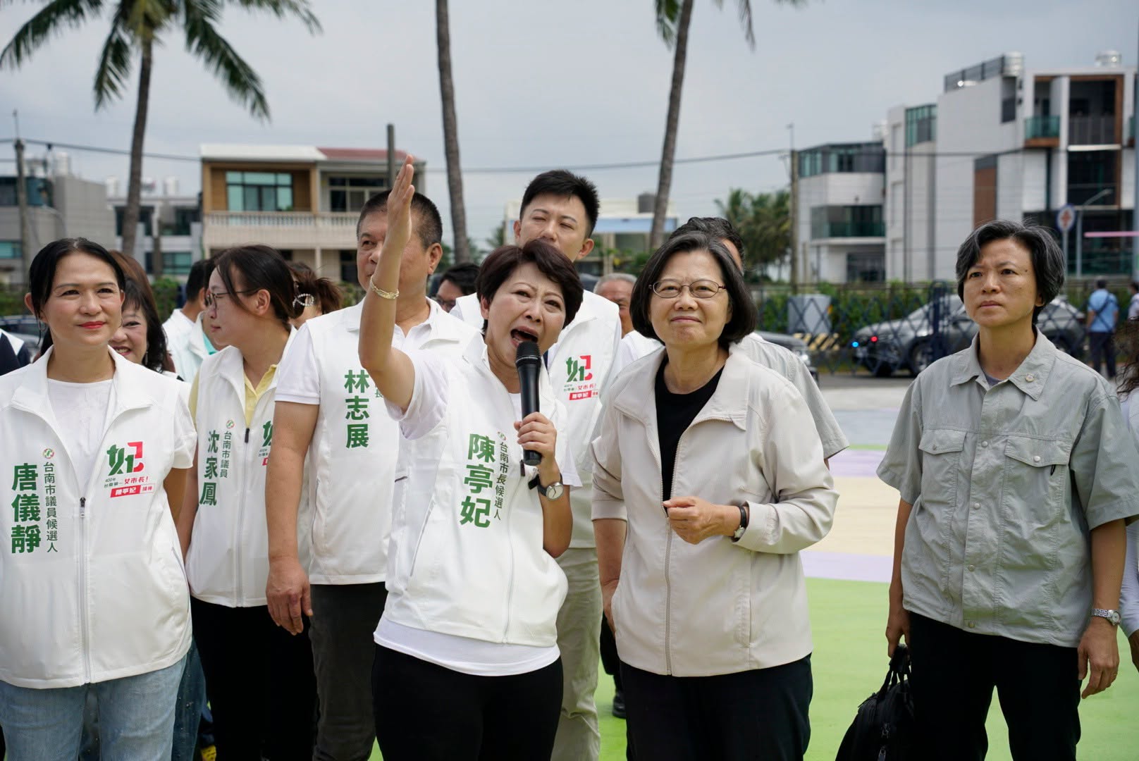  九合一選舉投票將至，民進黨台南市長候選人陳亭妃15日邀請前總統蔡英文開箱競選總部。 圖：翻攝自陳亭妃臉書 