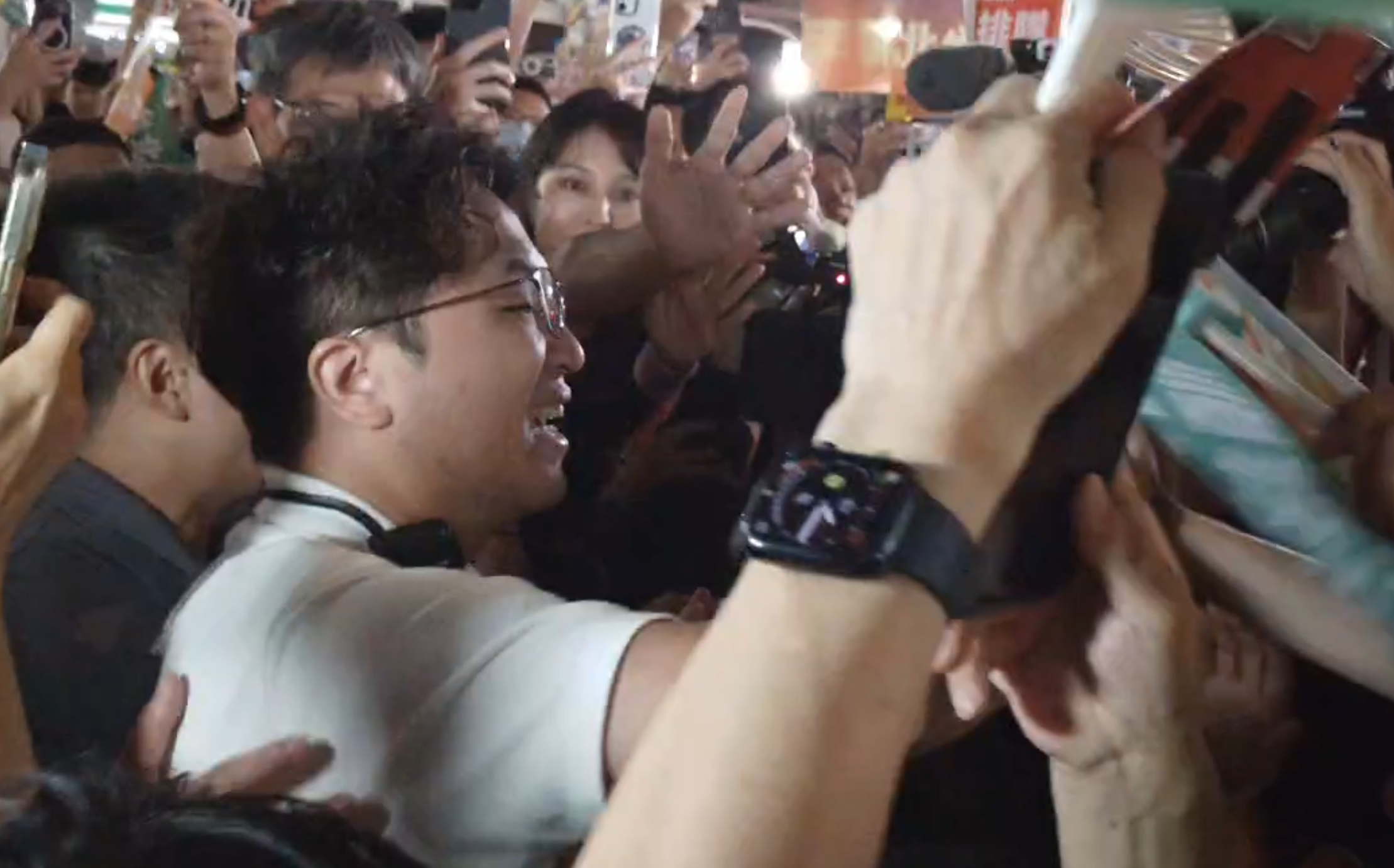 影》「洋流」發威!沈伯洋粉絲擠爆公館夜市十點都還在 議員嗨喊起風了