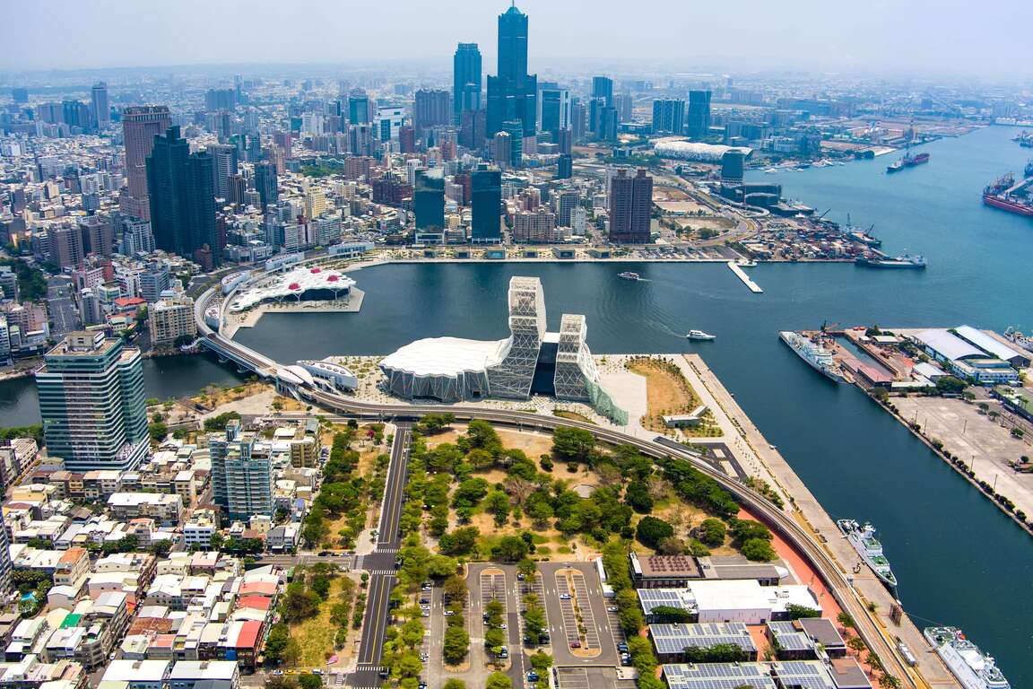  高雄亞洲新灣區港灣大景，中央為高雄流行音樂中心；亞灣串聯港灣、文化展演與產業發展，成為高雄城市轉型的重要場域。 （圖／高雄旅遊網） 
