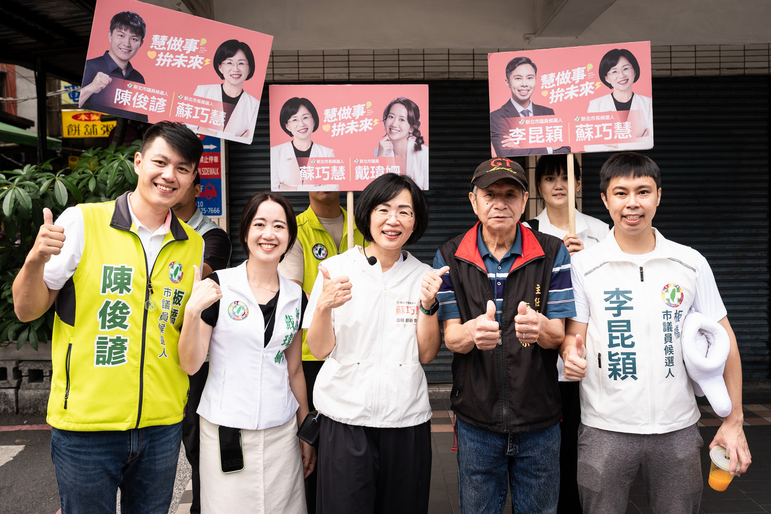  今（16）日上午，蘇巧慧和新北市議員戴瑋姍、山田摩衣、黃淑君，以及議員候選人陳俊諺、李昆穎前往板橋國泰市場掃街。 圖：蘇巧慧競總提供 