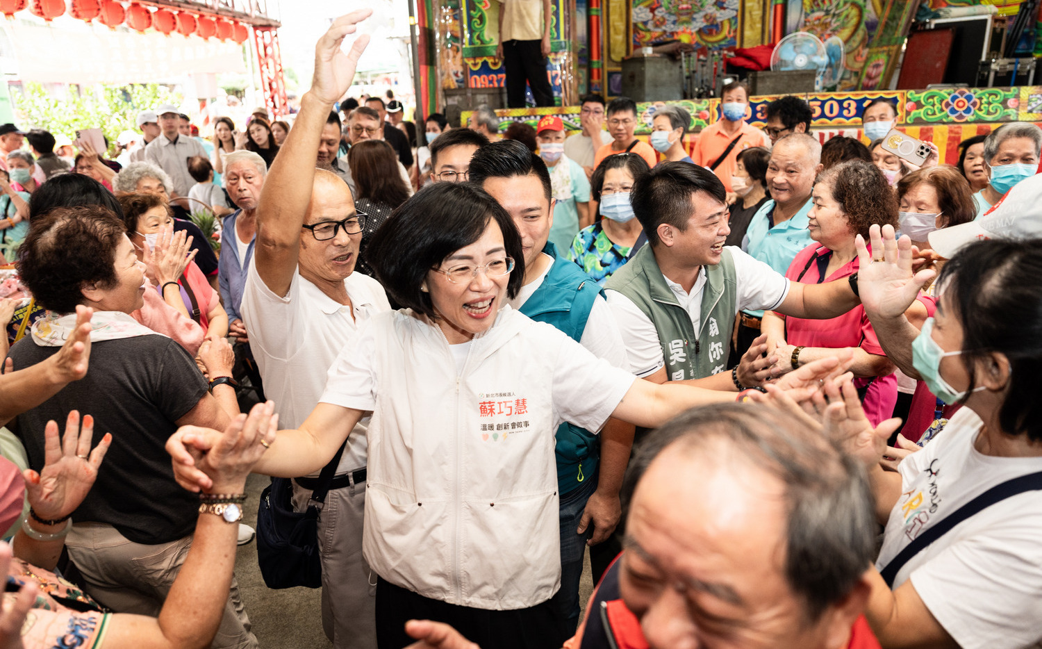 蘇巧慧板橋掃市場人氣旺、土城參拜祈福 承諾都更加速、司法園區建置