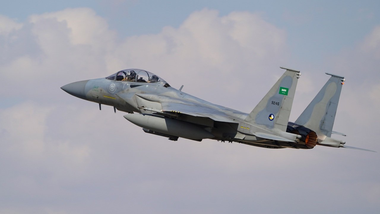 沙烏地阿拉伯出動F-15戰鬥機助攻葉門政府軍奪回曼德海峽控制權。 圖：翻攝「X」@Currentreport1 
