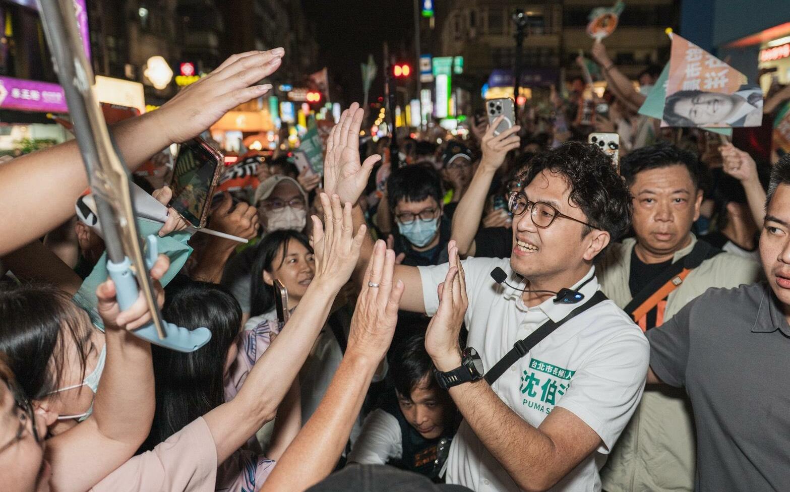 (影)沈伯洋公館人潮擠爆、專訪破200萬!律師:「洋流」戳破蔣萬安金玉其外、特權其中