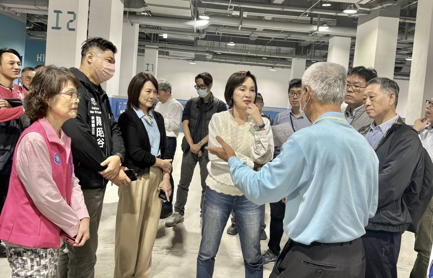  柯志恩(中)去年12月邀集漁業署、內政部國土管理署及高雄市議員，與高雄區漁會、攤商代表辦理前鎮漁港多功能水產運銷中心現場會勘。 圖：柯志恩競辦／提供（資料照）