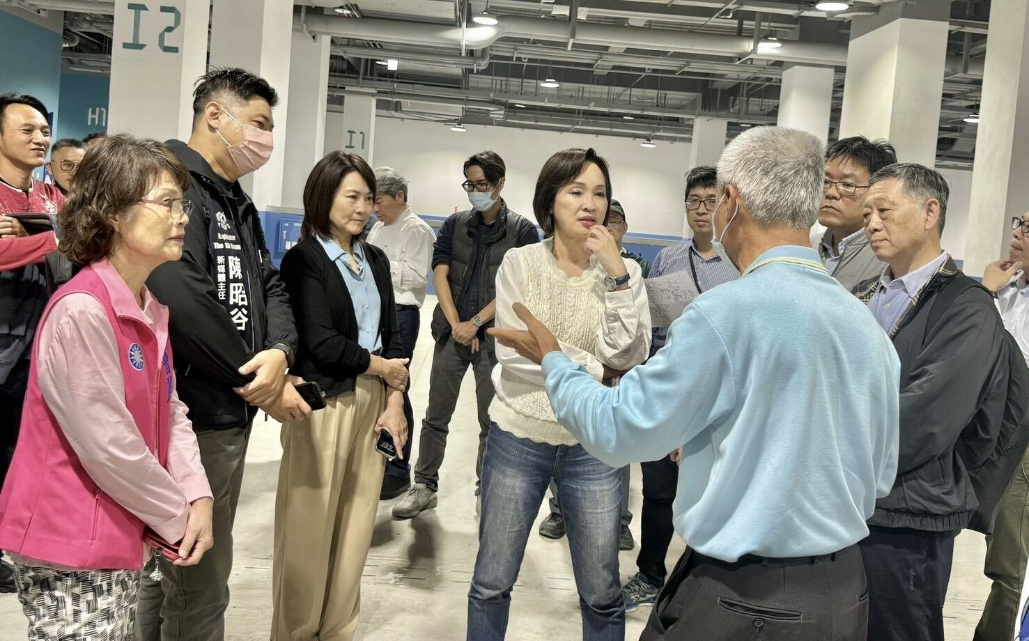 前鎮漁港攤商前2年免收費 柯志恩籲續補貼電車接駁及場內空調