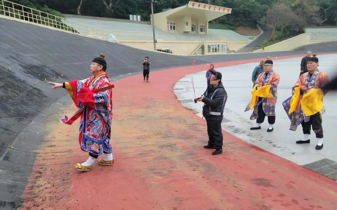 竹市砸1.8億修自由車場 驗收仍漏水龜裂!驚見「道術祈福」律師諷:要不要買包乖乖?