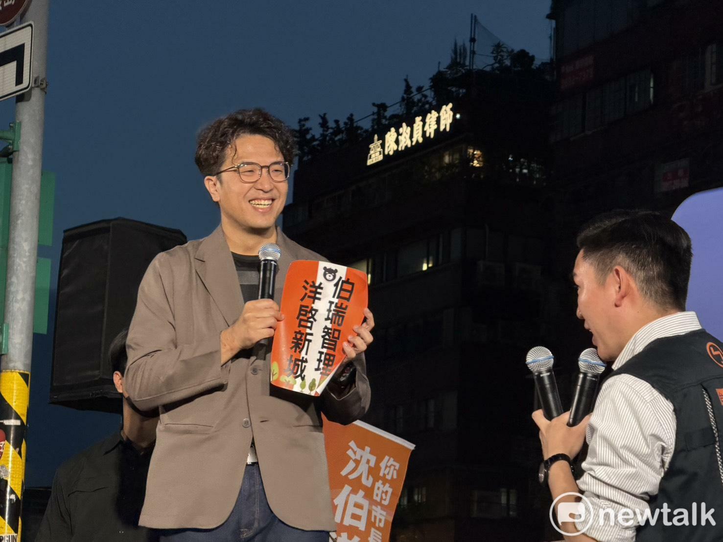  沈伯洋舉辦首場「市長，你給我聽好了」實體活動，有抽到的民眾送上標語。 圖：高逸帆／攝 