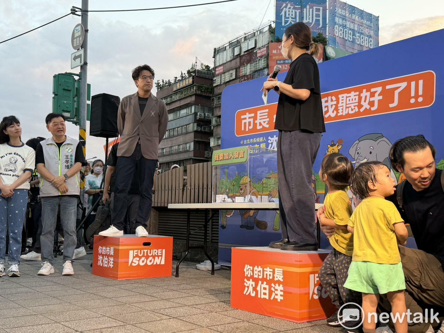  沈伯洋舉辦首場「市長，你給我聽好了」實體活動，民眾帶小孩詢問兒虐問題。 圖：高逸帆／攝 