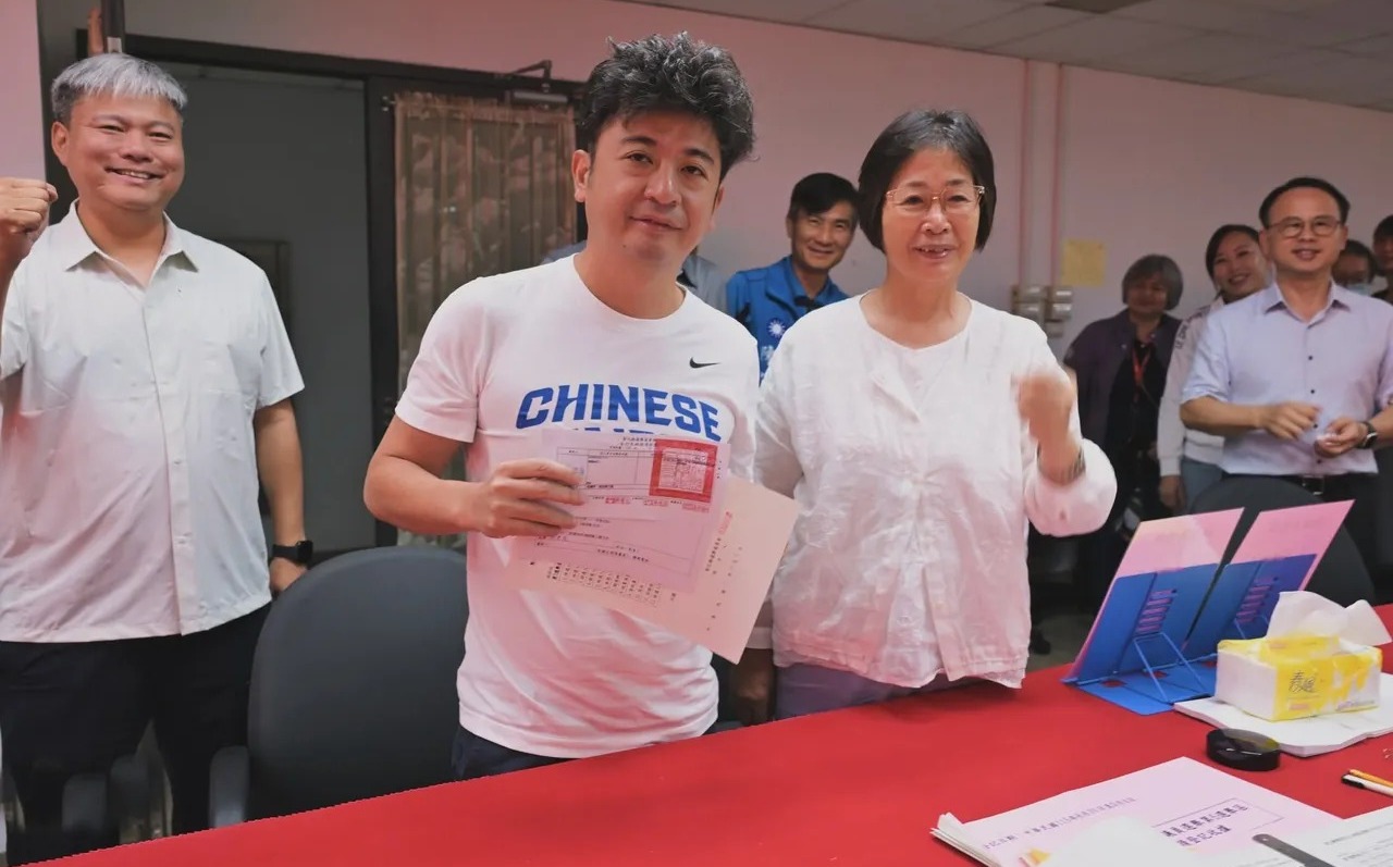 涉辦桌賄選還挪用公款!謝典霖和父謝新隆深夜羈押禁見