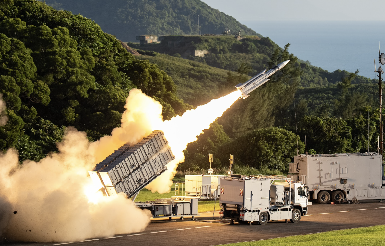  賴清德視導「115年三軍聯合精準飛彈射擊」。 圖：總統府提供 