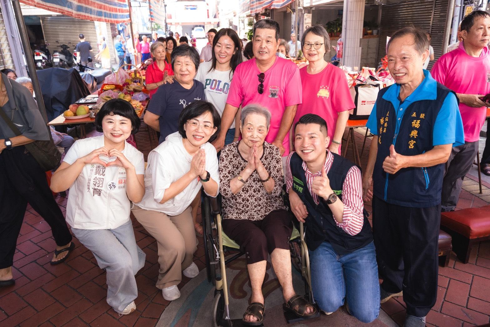  蘇巧慧出席八月初八五股大拜拜時，沿途遇到許多民眾熱情向蘇巧慧加油打氣、高喊凍蒜，現場充滿濃厚的熱鬧氣氛。 圖：蘇巧慧競總提供 