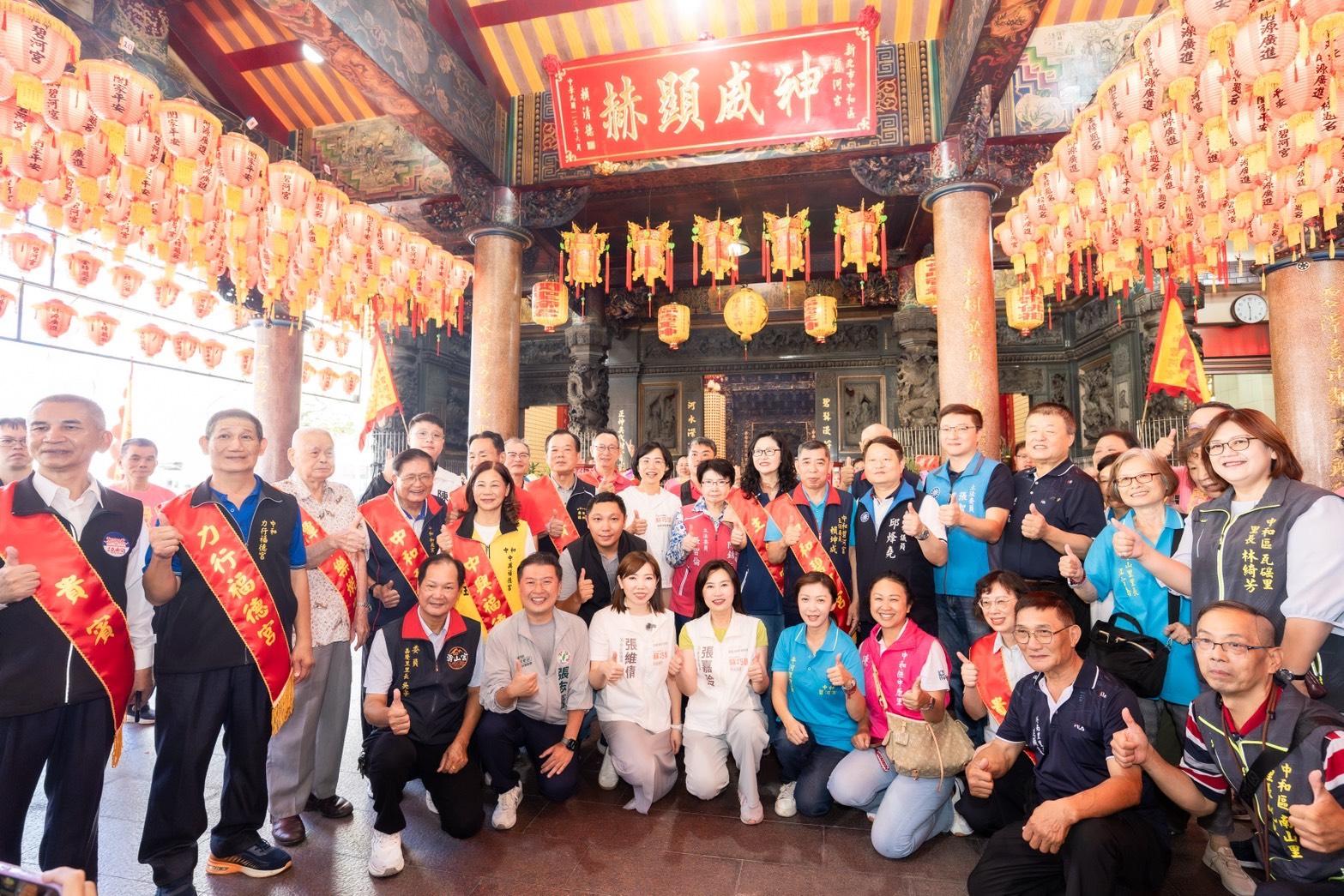  蘇巧慧趕赴中和碧河宮，與新北市議員張維倩、張嘉玲，新北市議員候選人張志豪參加「中和土地公遶境祈福嘉年華」祈安典禮。 圖：蘇巧慧競總提供 