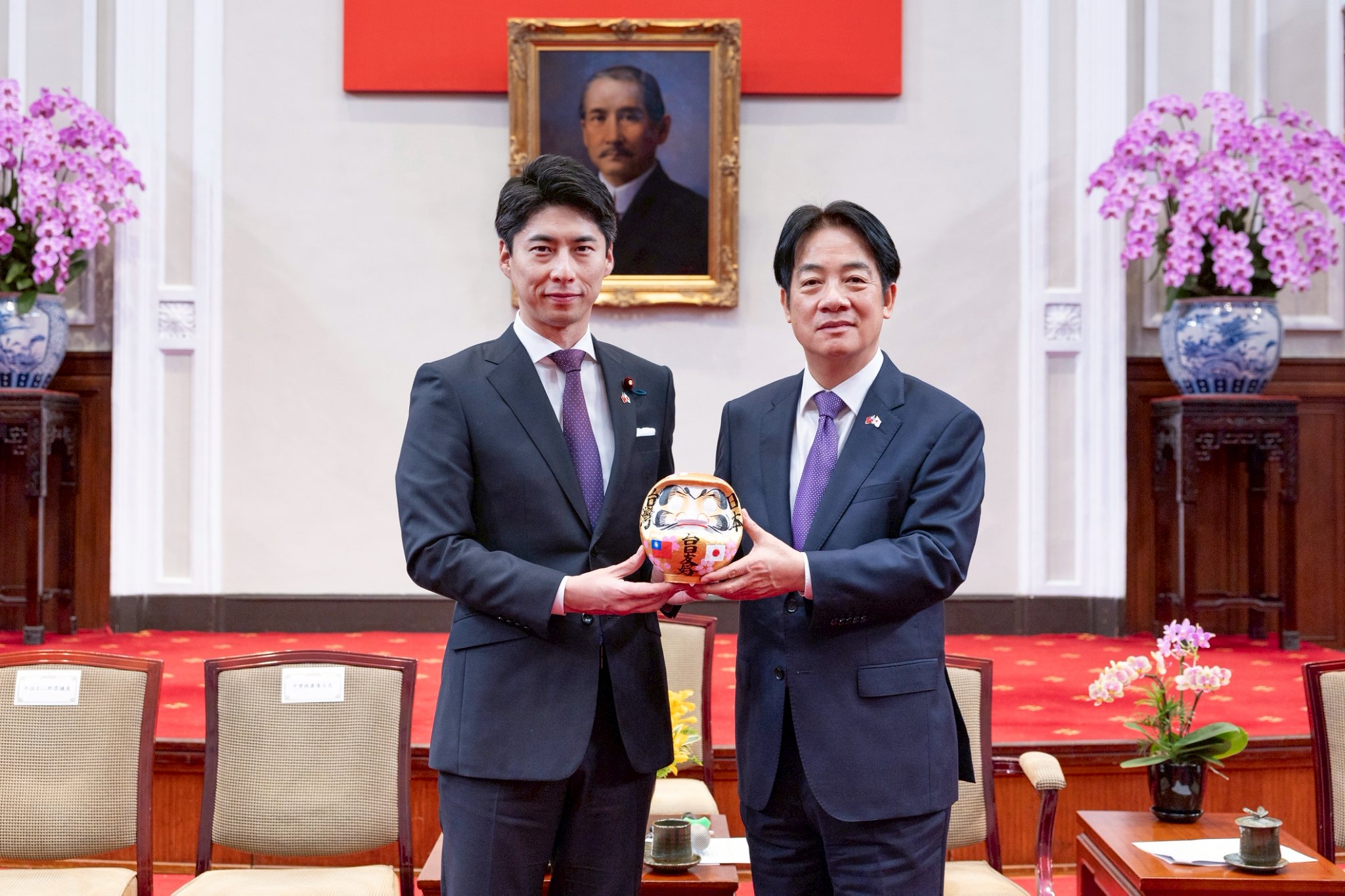  即將接任外務省副大臣的中曾根康隆，去年曾以自民黨青年局長身分率「青年局幹部團」訪台，並赴總統府晉見賴清德。 圖：總統府/提供（資料照） 