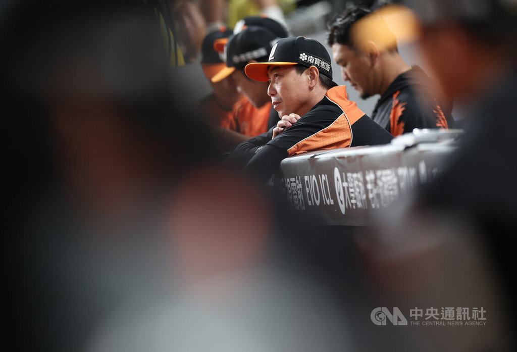 看到陳傑憲失誤轉身離開 林岳平:打電話換投