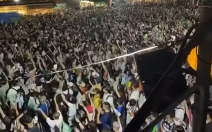 (影)「洋流」襲捲深藍票倉文山區 支持沈伯洋上千人潮擠爆景美夜市