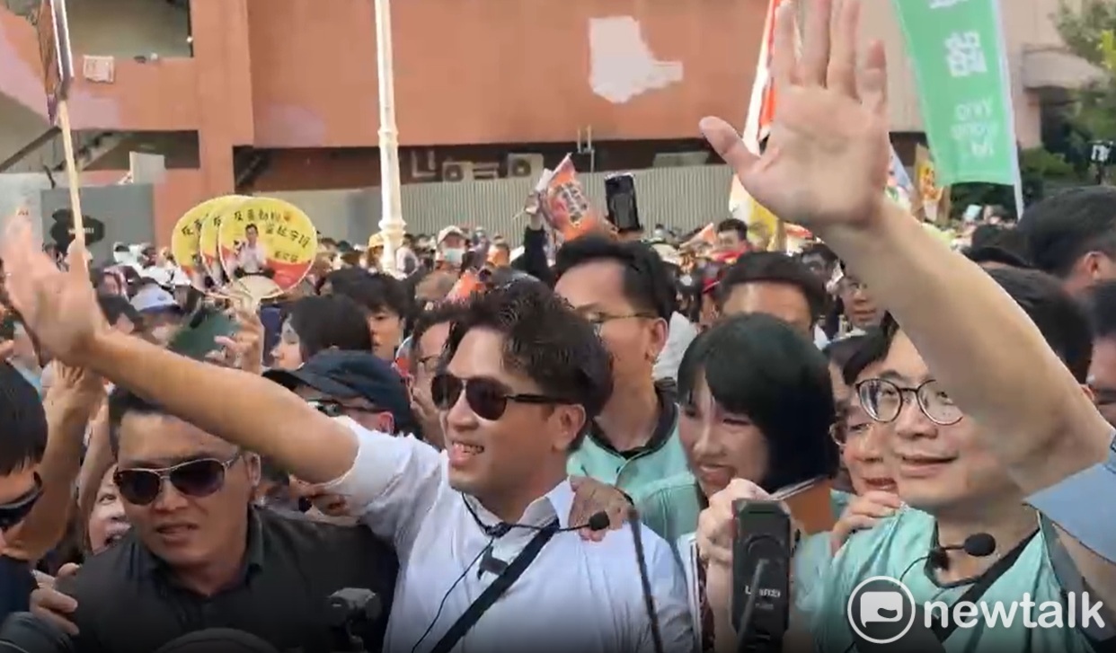  民進黨高雄市長參選人賴瑞隆邀請台北市長參選人沈伯洋走訪高雄港。 圖：張良一/攝 