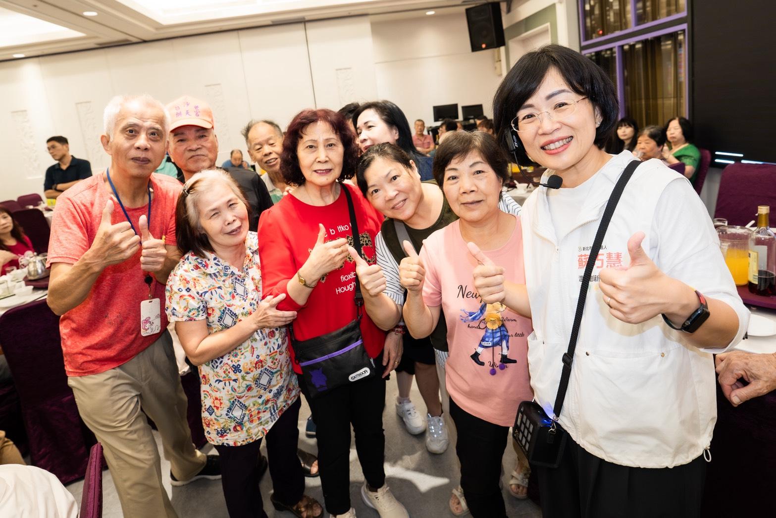  蘇巧慧與鄉親熱情互動。 圖：蘇巧慧競總提供 