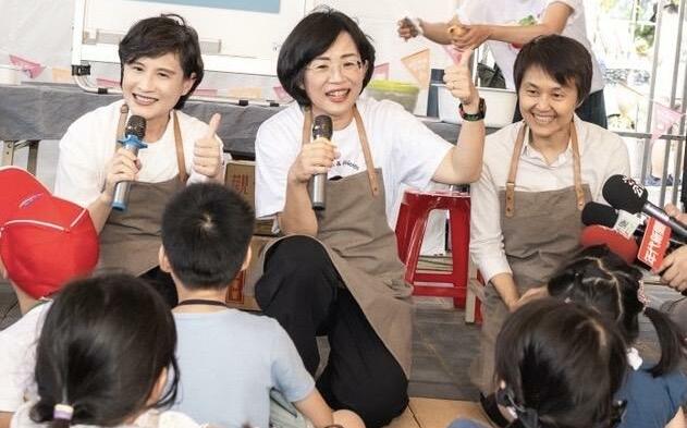 「水獺媽媽」逛「客庄市場」!蘇巧慧與鄭麗君共推客家語言與文化傳承
