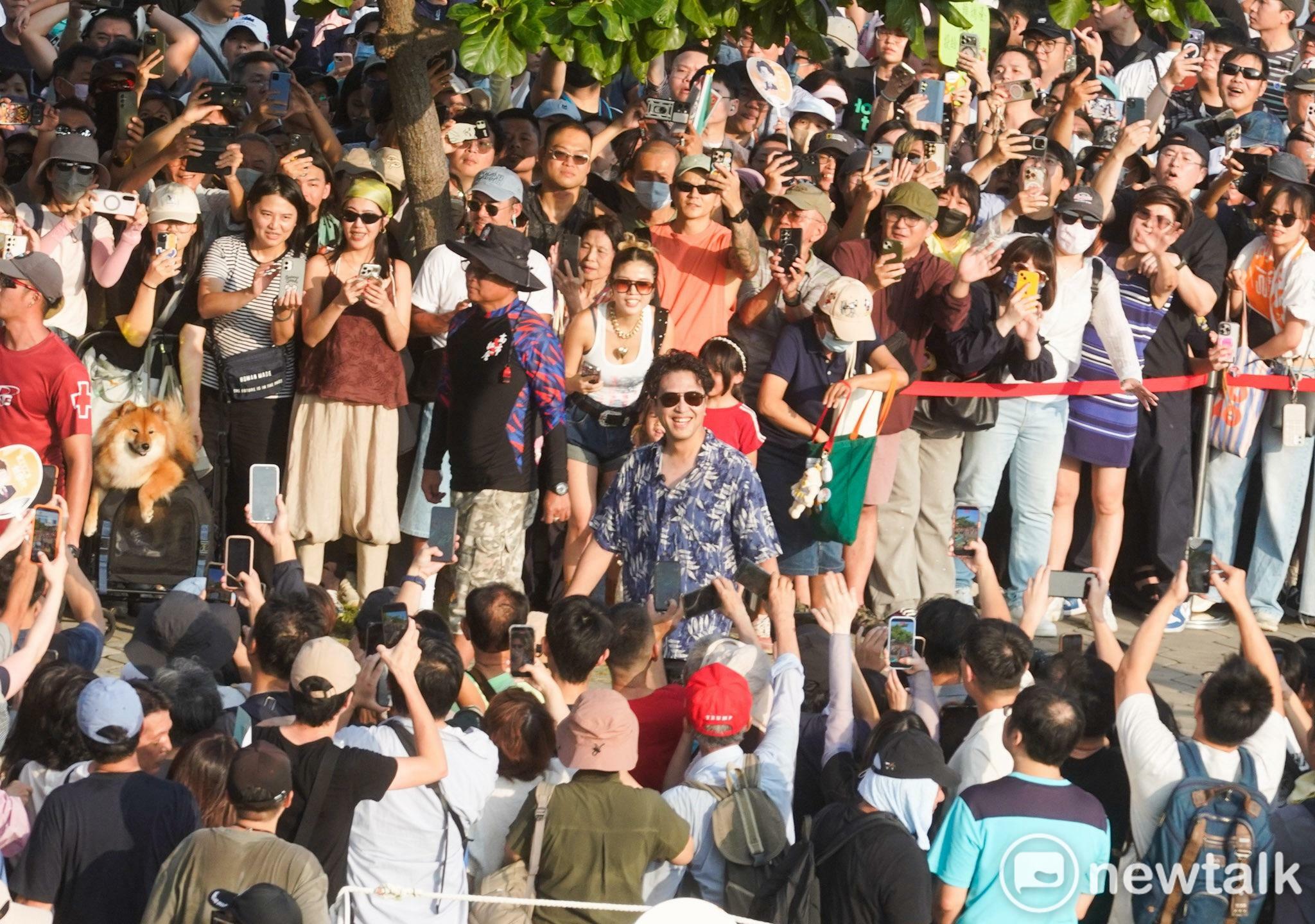  民進黨台北市長參選人沈伯洋 19 日南下合體高雄市長參選人賴瑞隆，「洋流」湧進港都。 圖 : 張良一/攝 