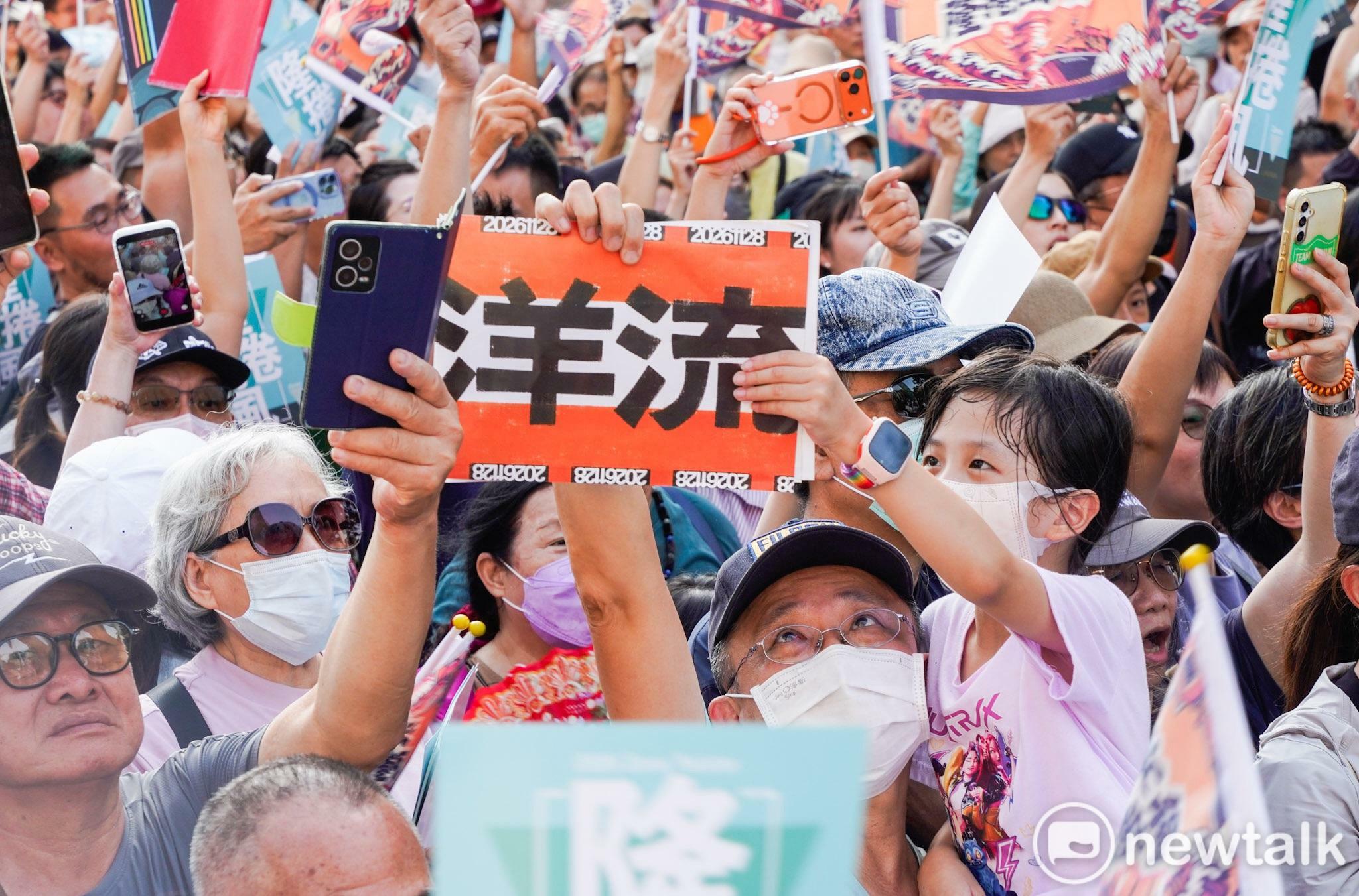  民進黨台北市長參選人沈伯洋今（19）日南下合體高雄市長參選人賴瑞隆，「洋流」湧進港都。 圖 : 張良一/攝 