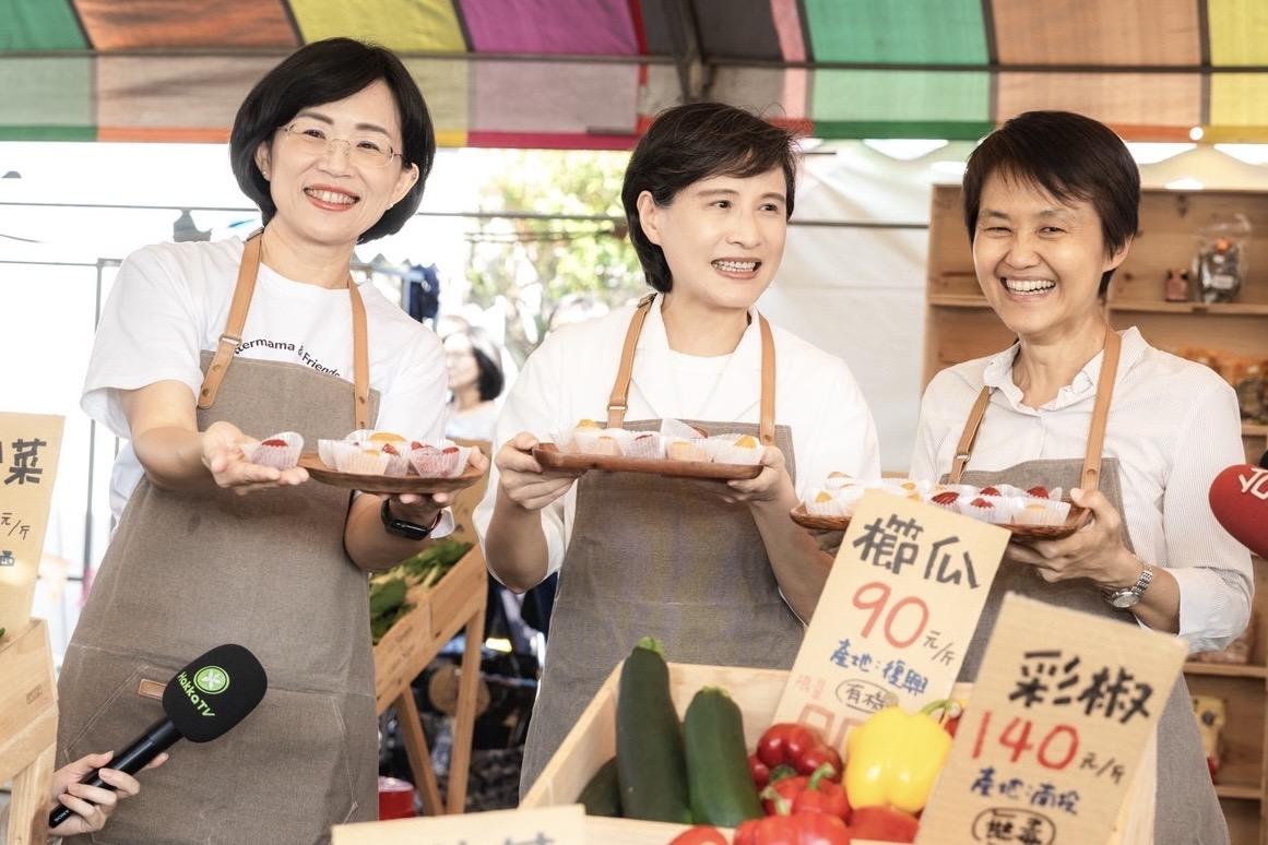  蘇巧慧與鄭麗君、古秀妃一起分享客家傳統美食「打粄」給小朋友品嚐。 圖：蘇巧慧競總提供 