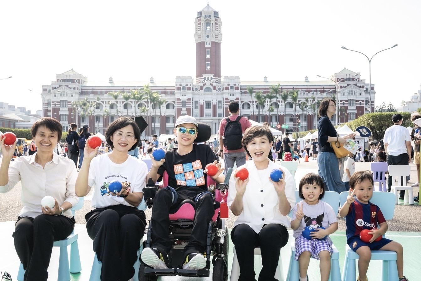  蘇巧慧和鄭麗君、古秀妃一起在「大FUN凱道」活動現場一同參觀各個特色攤位，體驗環境永續、兒本交通和全民運動等多元親子活動。 圖：蘇巧慧競總提供 