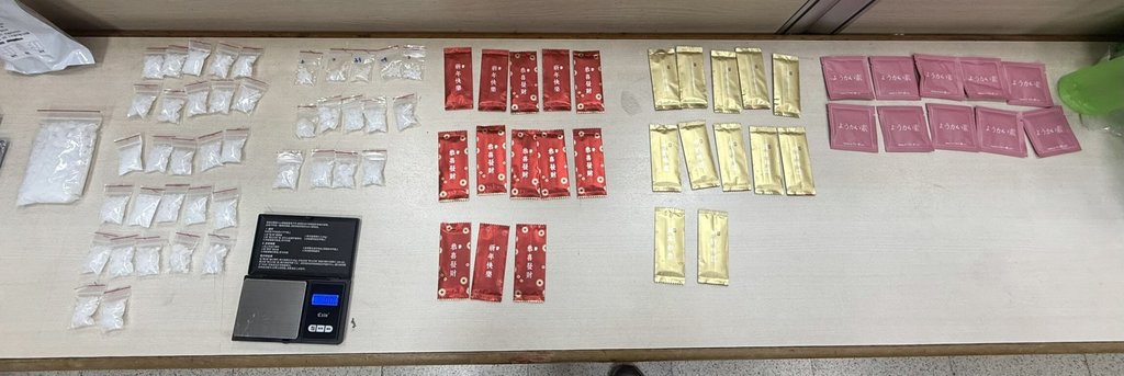 高雄警凌晨盤查未繫安全帶揪毒駕 車內起出毒品77包