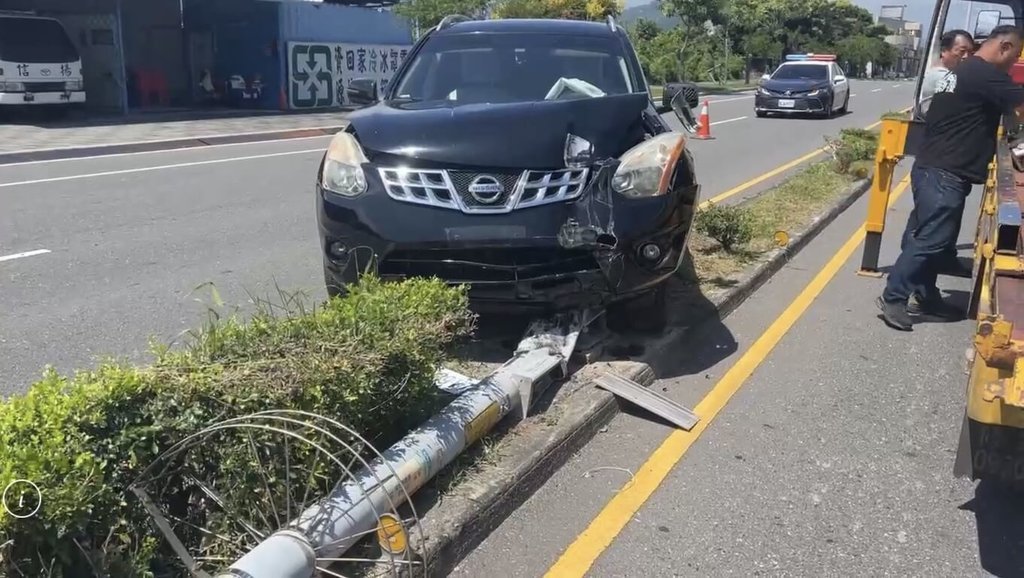 前立委廖國棟開車自撞分隔島燈桿 自行下車後送醫