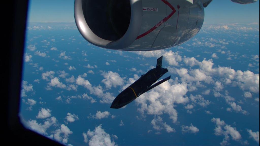  AGM-158C 長程反艦飛彈（LRASM）的導入，為區域提供具公信力的嚇阻力量，進而遏阻敵對勢力發動武力脅迫的企圖。 圖：翻攝自 Ｘ @chas41566 