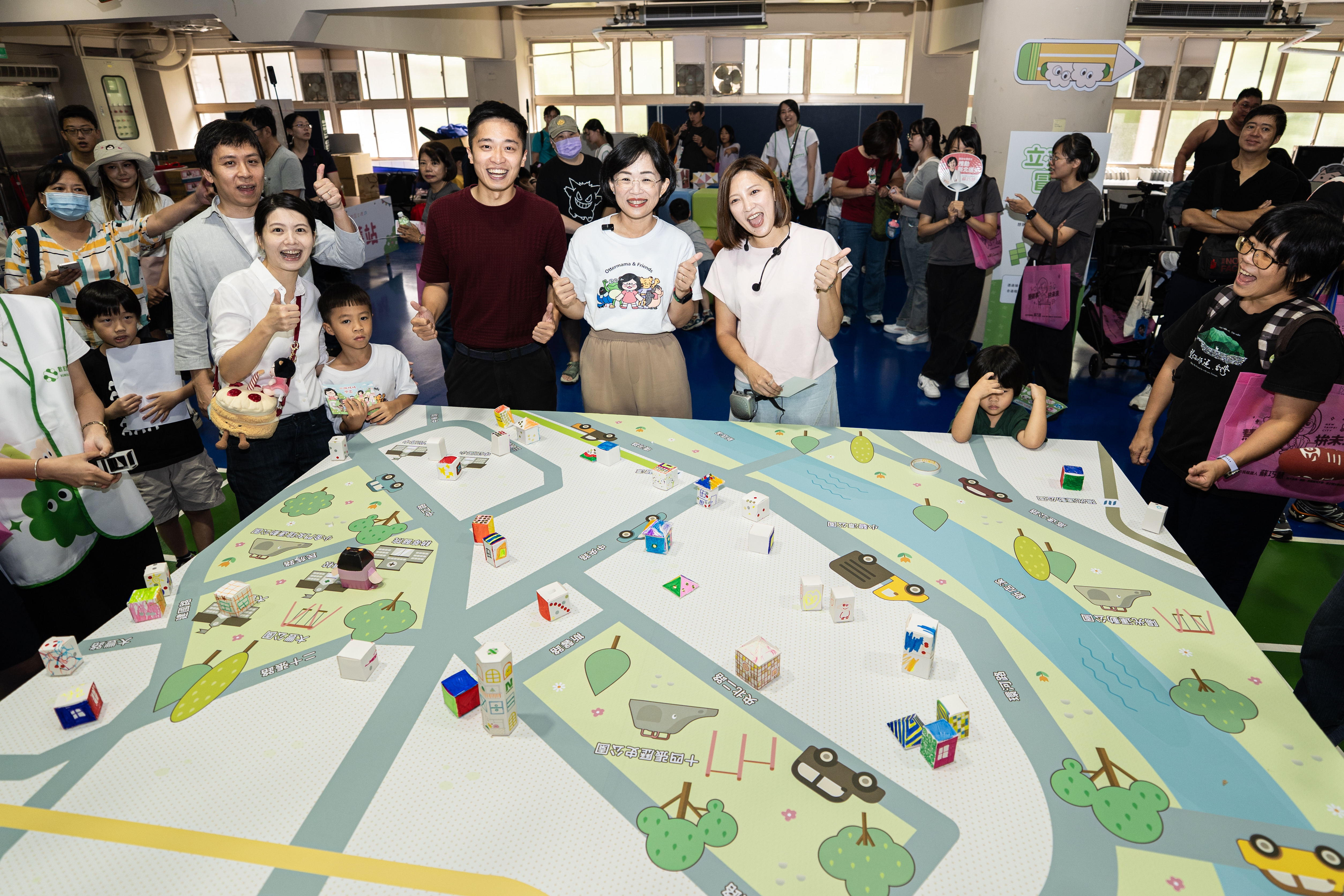  除了數學闖關，現場也打造一幅大型「新店地圖」，讓孩子一邊透過遊戲、一邊尋找熟悉的生活場景，從不同角度認識自己居住的城市。 圖：蘇巧慧競總提供 