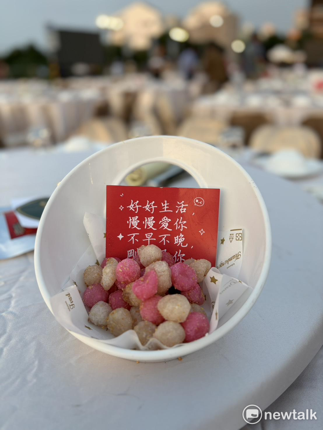  總舖師團隊特別重現 2001 年陳幸妤歸寧宴的國宴級菜單，且每張餐桌上都附有一張祝福陳幸妤的卡片，希望她在歷經風霜後能重新尋得專屬的幸福人生。 圖：黃博郎攝 