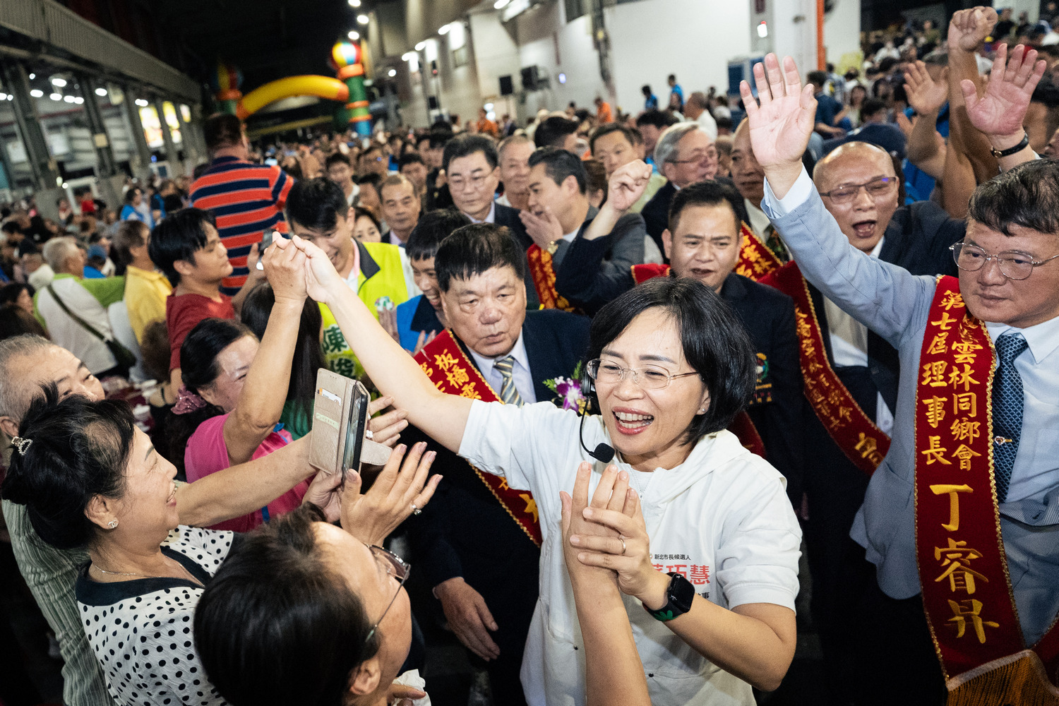  新北市長候選人、立法委員蘇巧慧今（20）日出席新北市板橋區雲林同鄉會會員大會暨理事長交接典禮，多位民眾拿出蘇巧慧的手幅大喊「我全家支持你！」更有人拿出扇子、棒球等小物要蘇巧慧簽名。 圖：蘇巧慧競總提供 