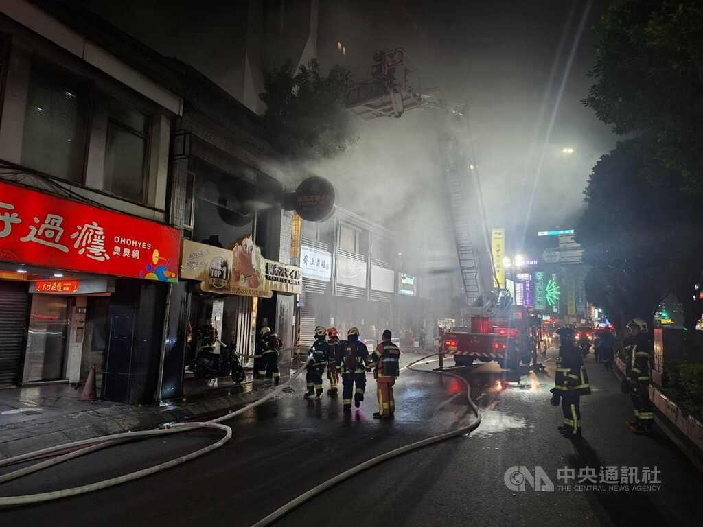 新北三重燒肉店晚間火警 9人獲救送醫治療