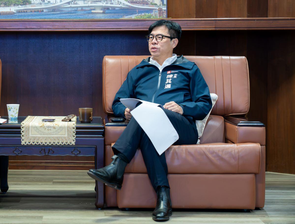  從五輕到台積電，陳其邁以晶圓廠進駐，對照高雄從傳統重工業走向半導體產業的轉變。 圖：高市府提供 