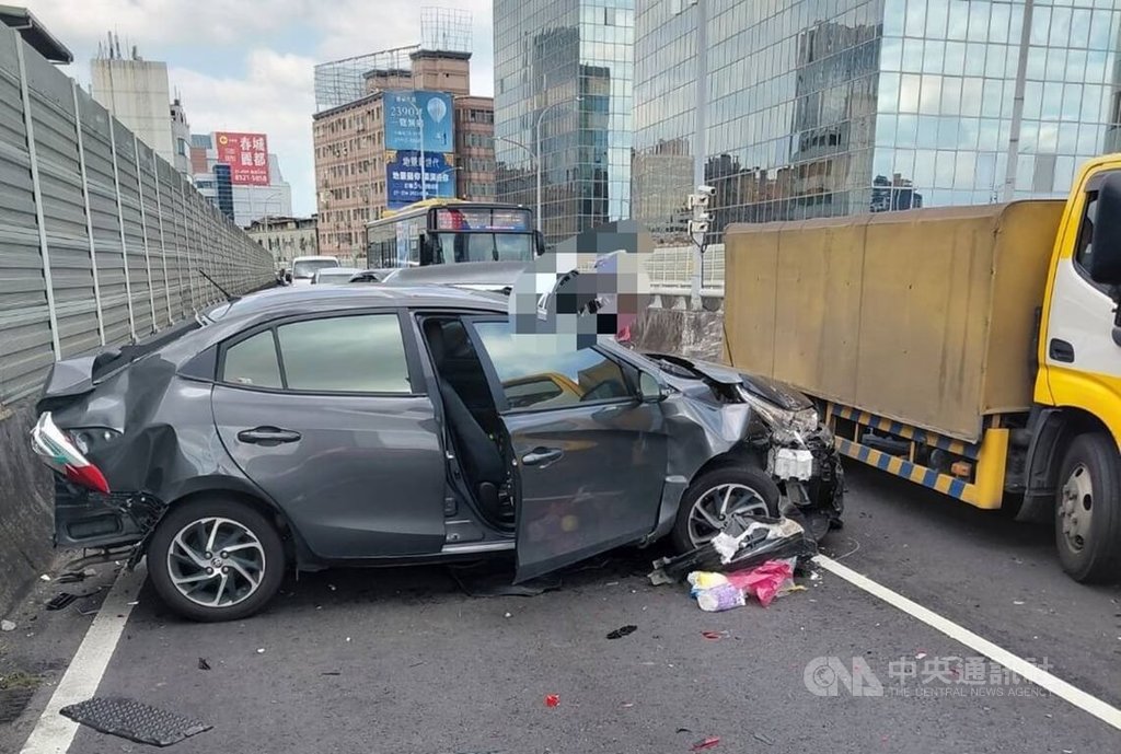台一線高架道路三重段4車追撞8傷 車流回堵