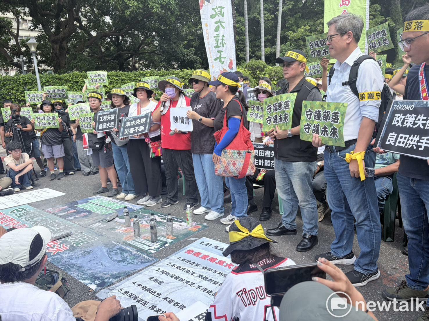  部落代表進入政院進行協商與陳情。 圖：李宣萱/攝 