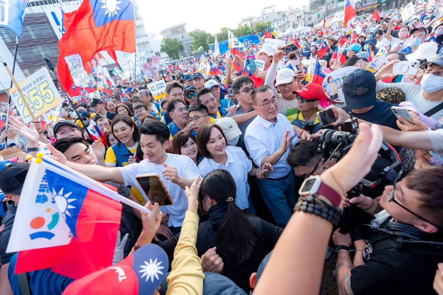  國民黨高雄市長參選人柯志恩合體台北市長蔣萬安19日在鳳山造勢。 圖：翻攝自柯志恩臉書 