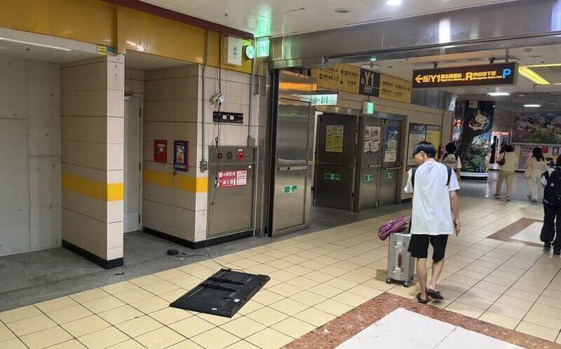 台北地下街噴滅火器、砸電視!推倒機車騎士釀3傷 精神不穩男子送辦