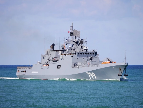  「埃森海軍上將號」是「馬卡洛夫海軍上將號」的姊妹艦，後者是接替「莫斯科號」成為黑海艦隊新旗艦的船艦。 圖：翻攝自 騰訊網 軍武次位面 