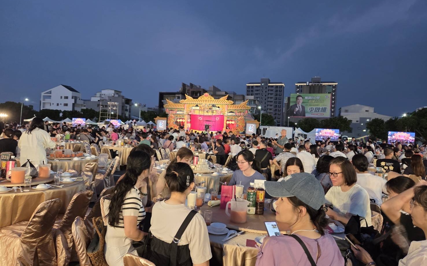 現場直擊》鍘美宴第二天人潮照樣爆!桌號分流順多了 音響問題仍在