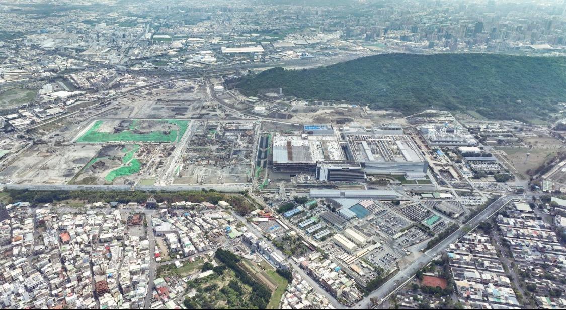  台積電高雄Fab 22進駐中油高雄煉油廠舊址，P1二奈米製程已進入量產，後續廠區持續推進。從「煉油廠到晶圓廠」，成為陳其邁任內高雄產業轉型的重要縮影。 圖：高雄市政府提供 