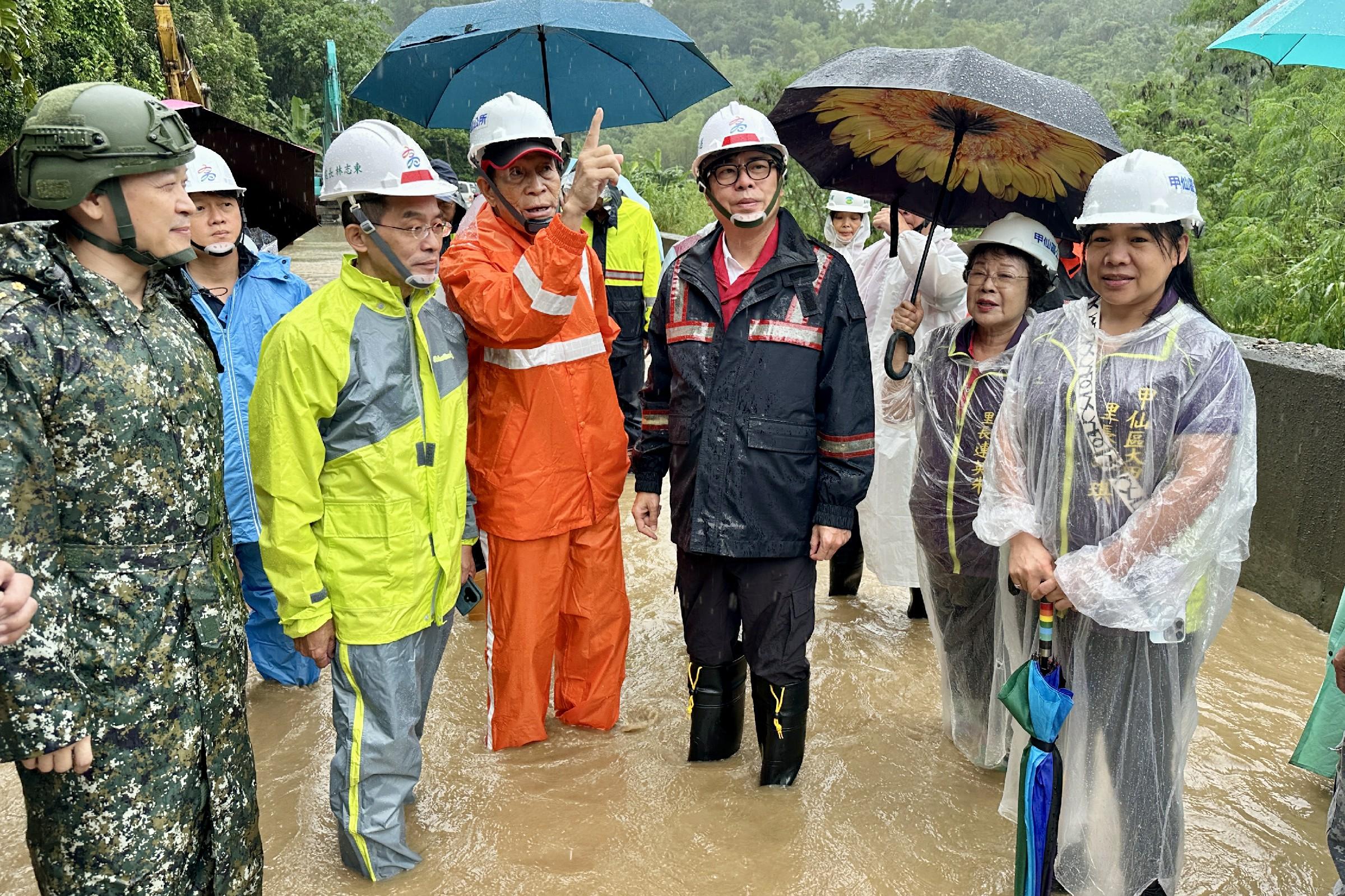  2025年8月2日陳其邁深入杉林、甲仙、茂林一帶勘災的同一波豪雨行程。 圖：高雄市政府提供 