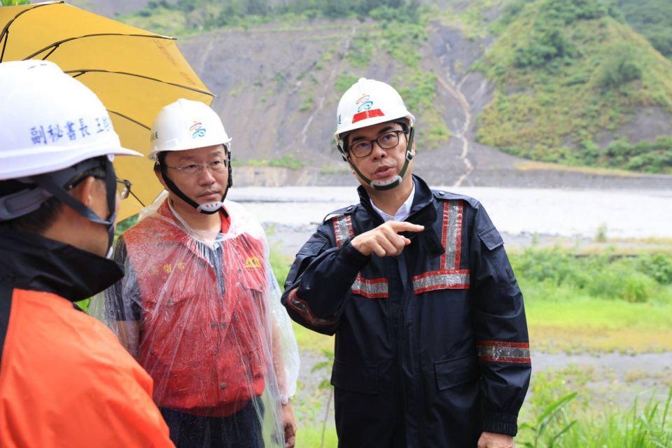  陳其邁在豪雨期間進入高雄山區查看災情。從道路坍方、土石流警戒到居民撤離，山區防災也是市長每天必須面對的治理現場。 圖：高雄市政府提供 
