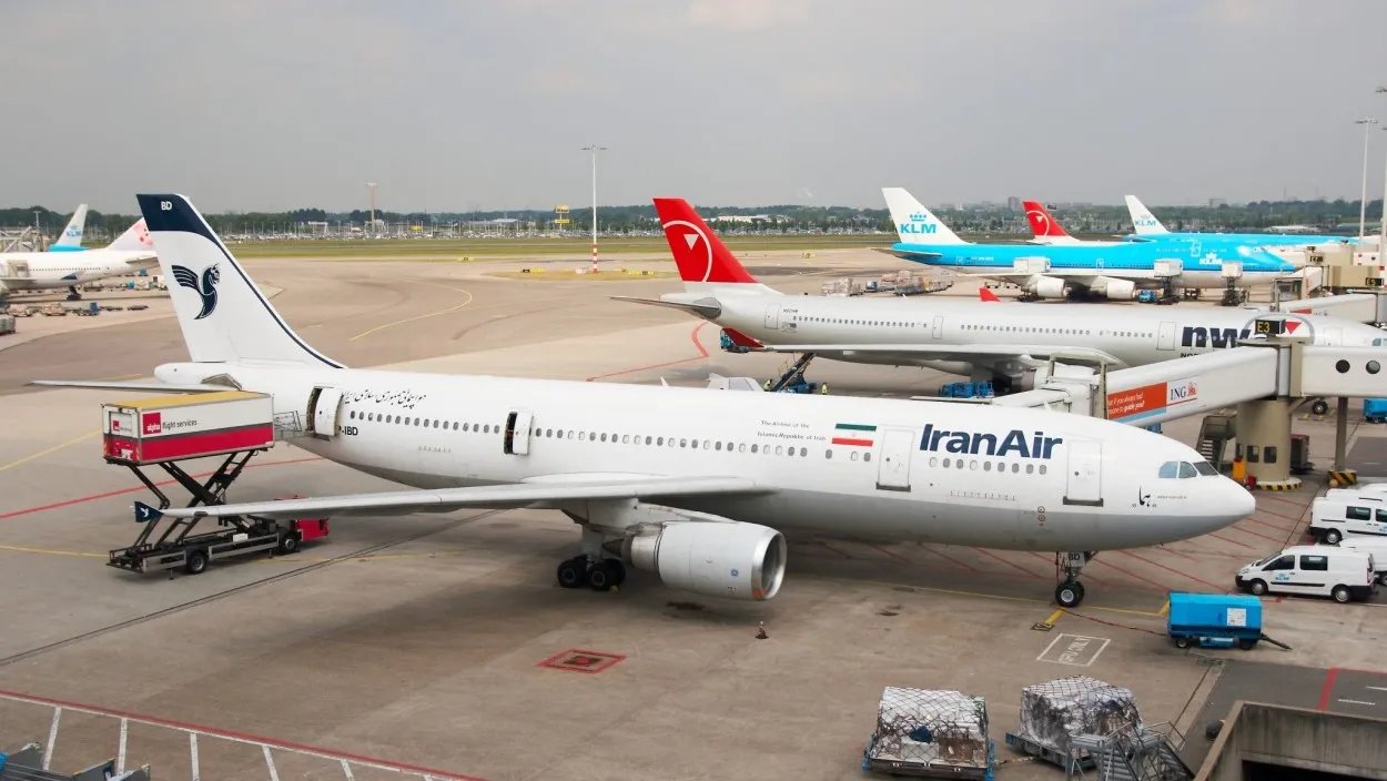  貝森特指出，任何提供伊朗航空加油、降落服務或機票銷售等協助的企業與業者，都將面臨美國的「二級制裁」，最重甚至可能被排除在美元金融體系外。 圖:翻攝自 X @Globalwatchh 