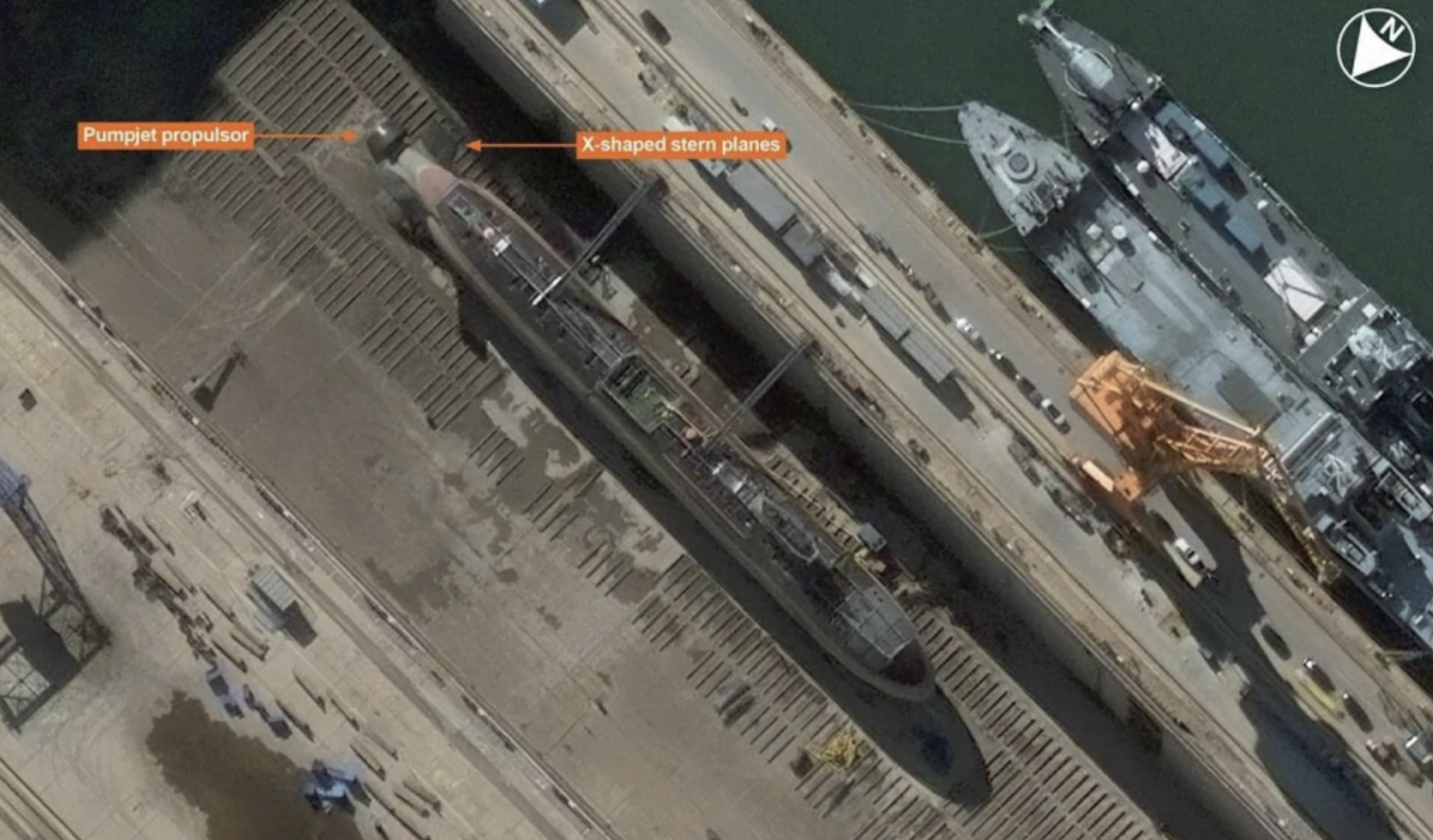 衛星影像顯示，潛艦圍殼後方似乎存在一個開放式矩形區域。 圖：翻攝自 騰訊網/零度Military