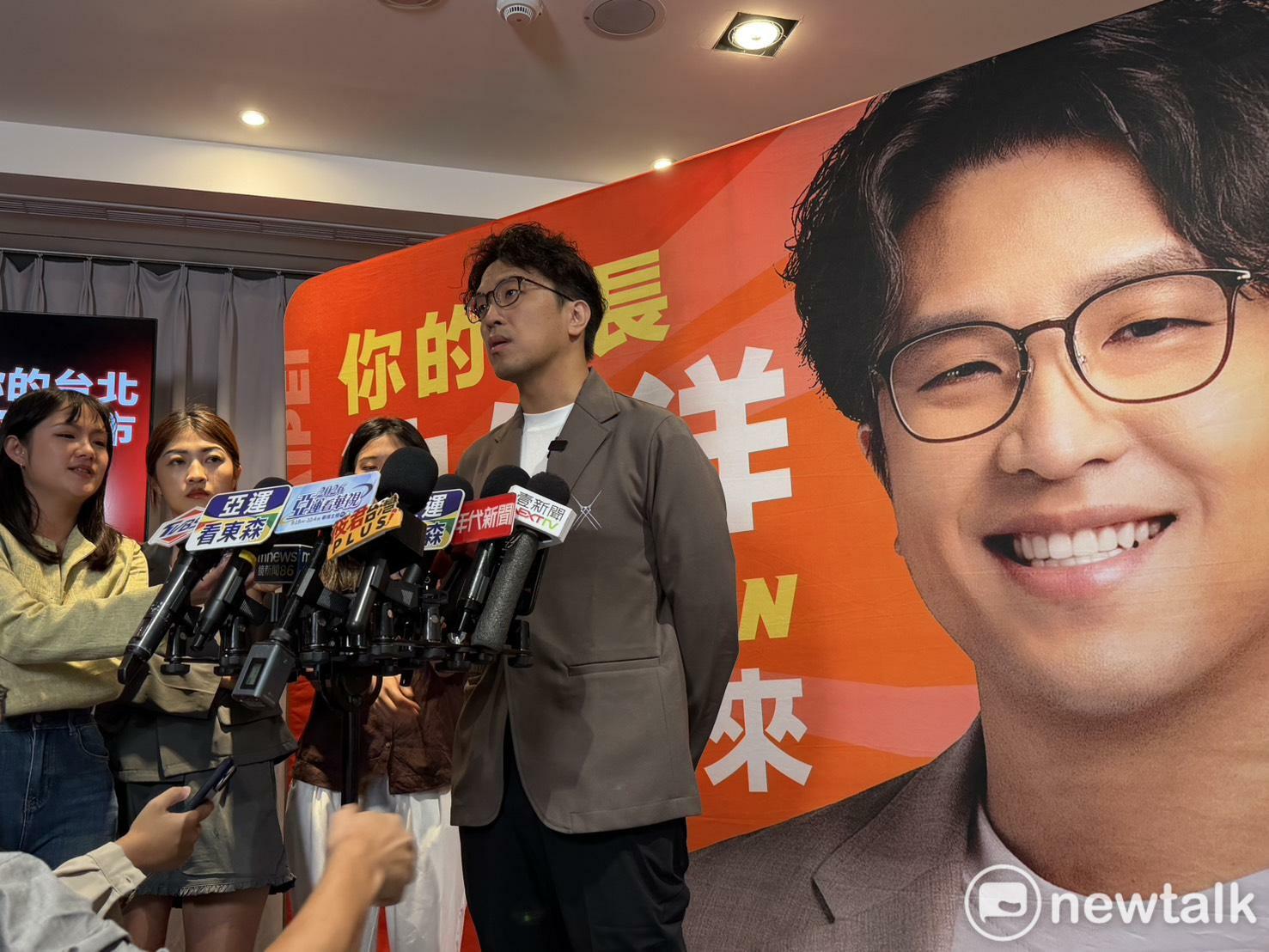  台北市長選戰白熱化，台北市信民兩岸研究協會今(22)日公布，台北市長選情民調，現任台北市長蔣萬安、及民進黨候選人沈伯洋，雙方差距僅1.2個百分點引起熱議。 圖：高逸帆／攝(資料照) 