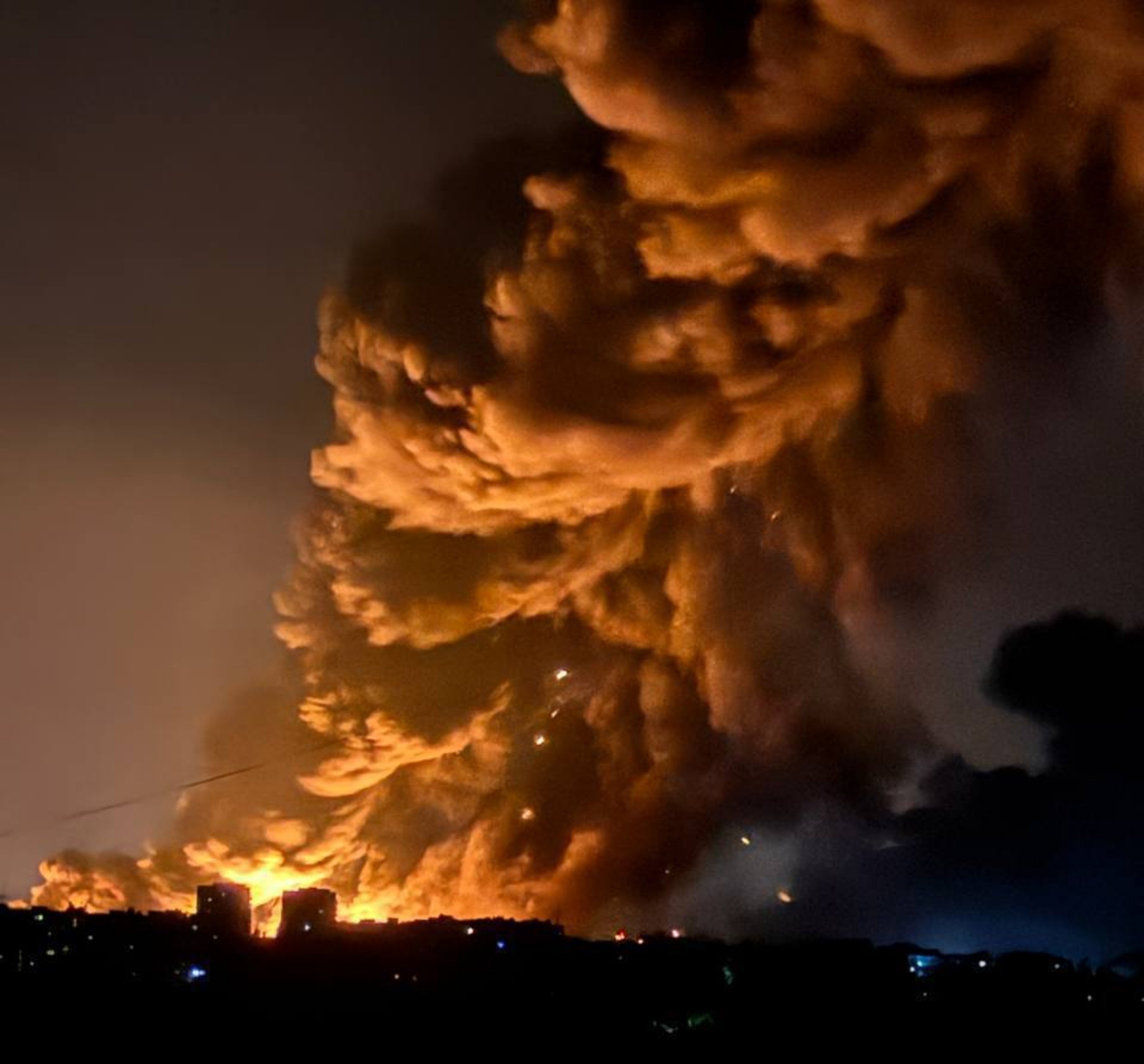  俄軍 22 日凌晨持續向烏克蘭境內多地發動空襲，不少建築與基礎設施遭到毀損。 圖:翻攝自 X @Currentreport1 