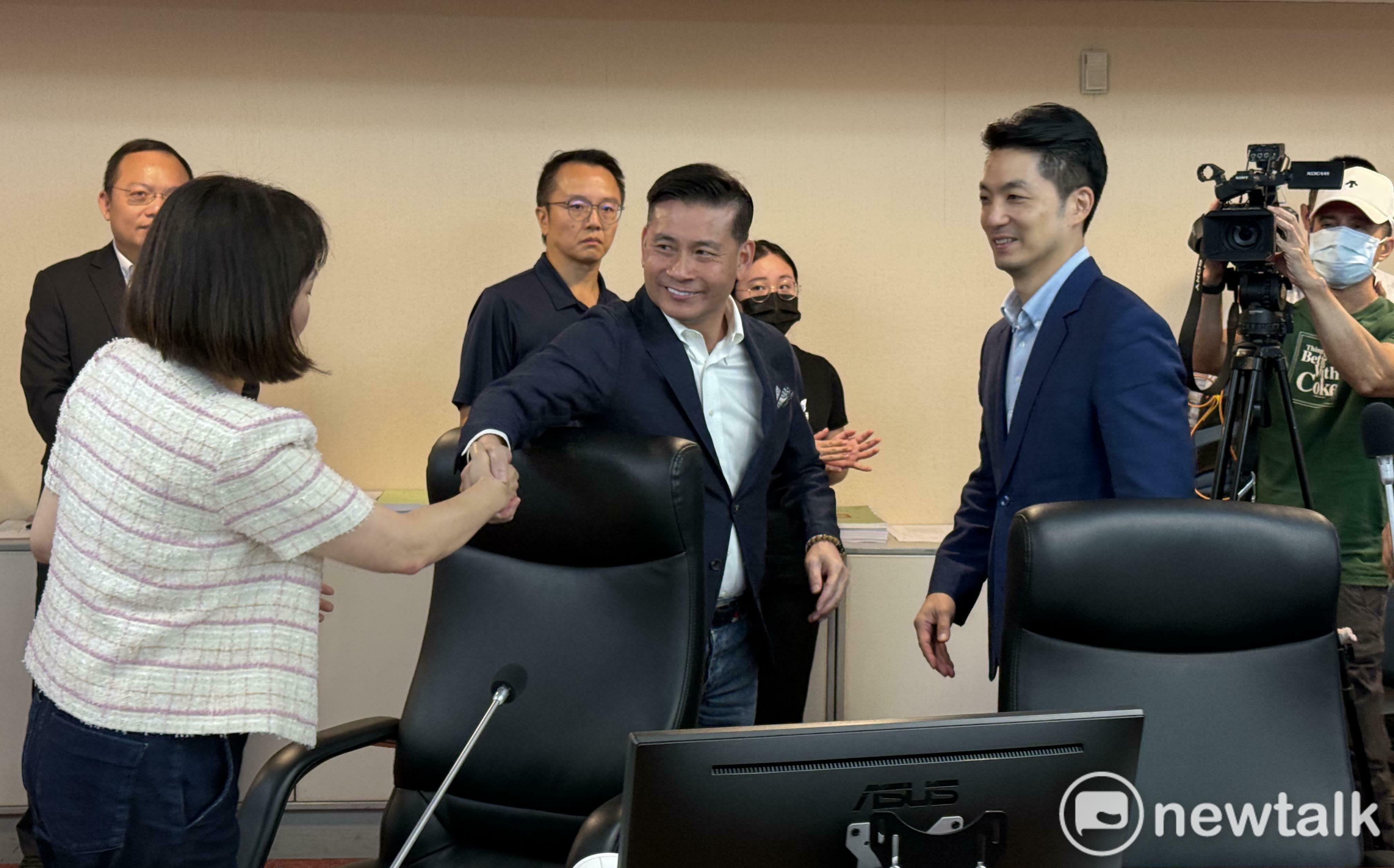 蔣萬安赴議會委員會贈水果 簡舒培諷:以為會送藍莓?