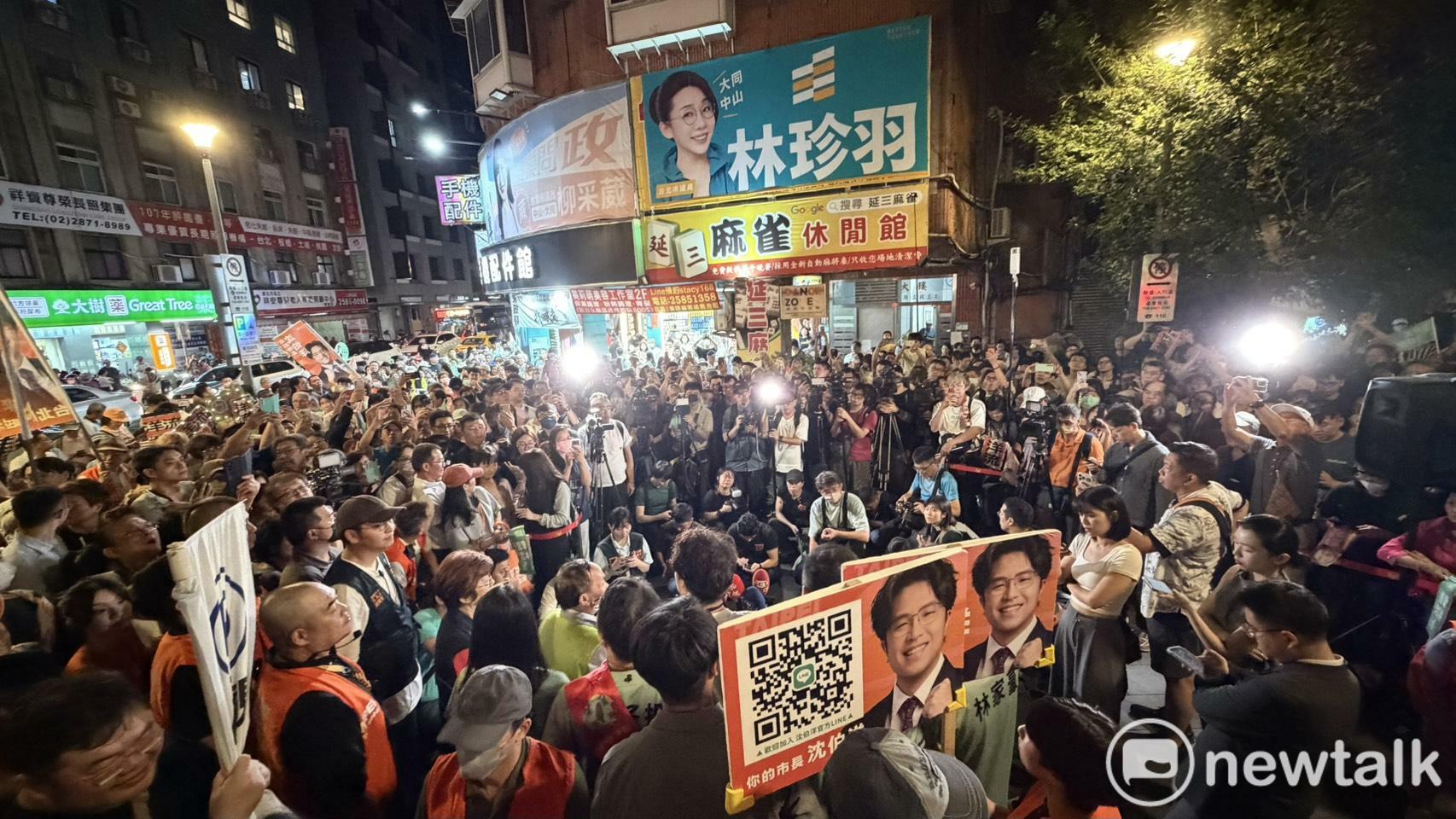  沈伯洋前往延三夜市掃街，人潮爆滿。 圖：高逸帆／攝 