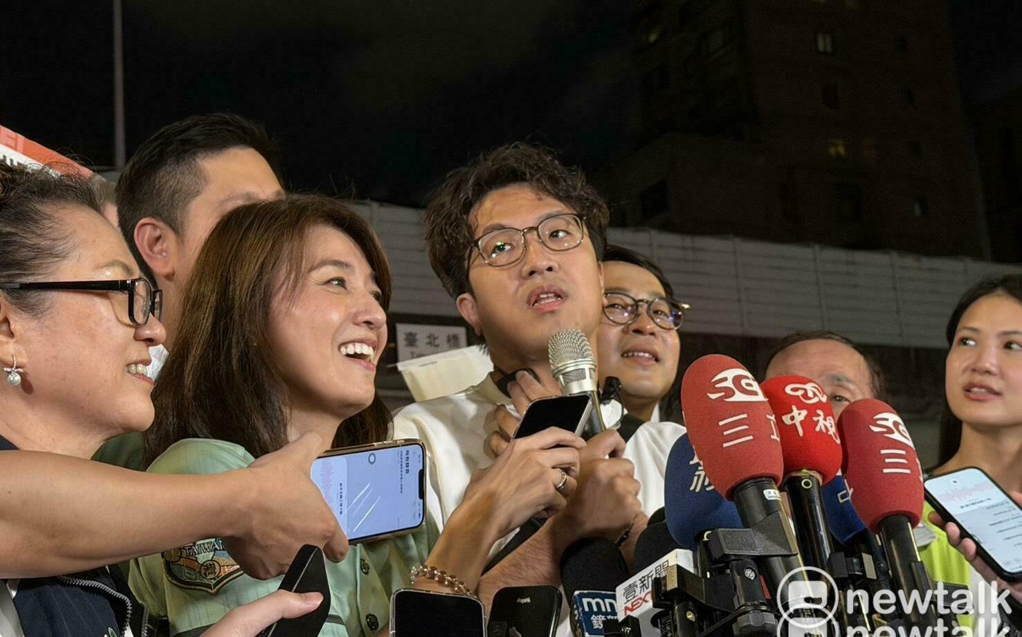 直擊》僅落後蔣萬安1%!沈伯洋民調後首場夜市掃街又爆滿 「洋流」滿溢